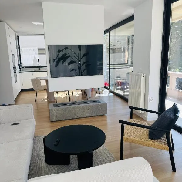 Glyfada Unique Luxury & Spacious Apartment, hotel in Athens