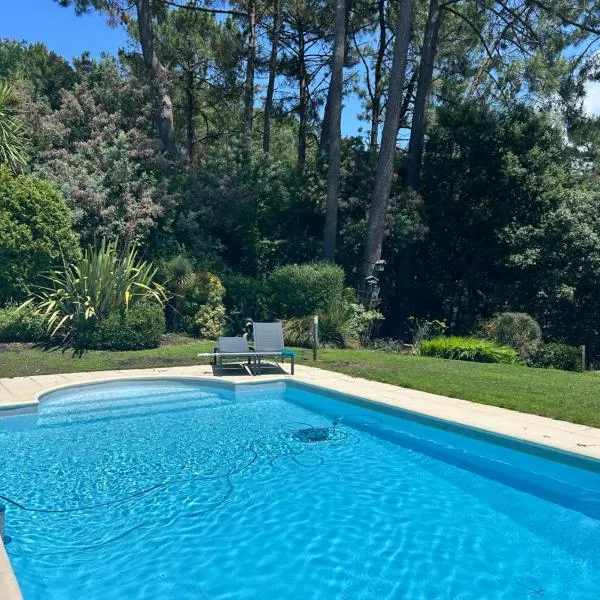 Villa Luxe piscine chauffée, 4 chambres, surplombant le golf entre océan & lac Plage à 5 min, hotel en Lacanau-Océan