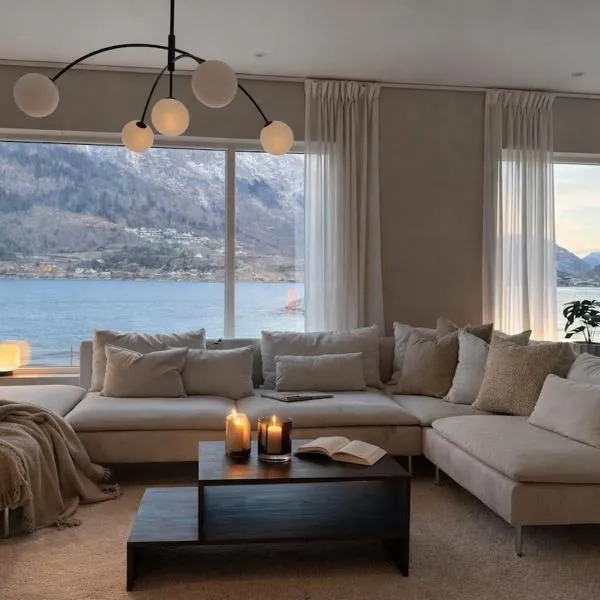 Private house on cider farm - fjord, beach & jetty, Hotel in Sogndal