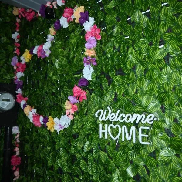 Tiny Space, Big Comfort، فندق في تامبا