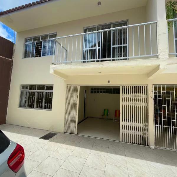 Sobrado à 5 quadras praia brava