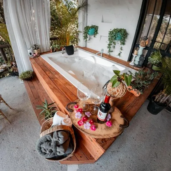hotel boutique Almaia 17 cerca del aeropuerto jose m cordova, hotel in Rionegro