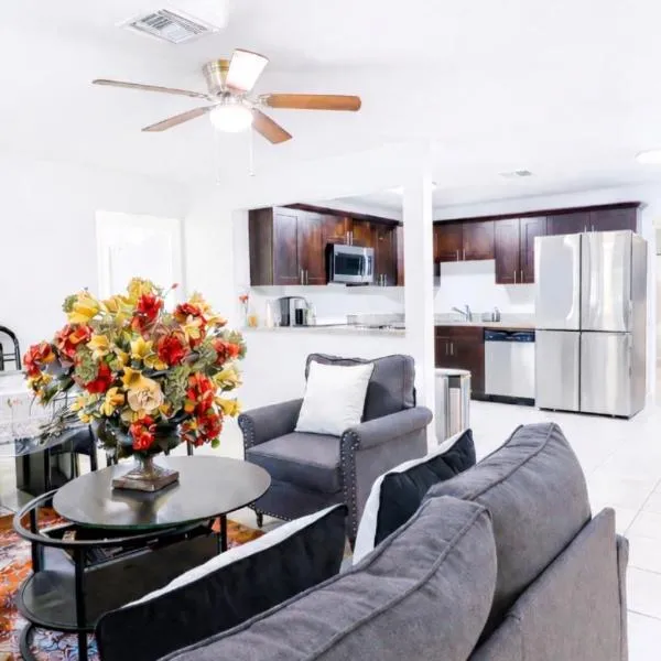 Family-Friendly Beach Home in West Palm Beach, FL, ξενοδοχείο σε West Palm Beach