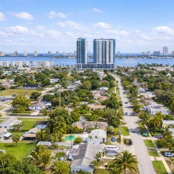Family-Friendly Beach Home in West Palm Beach, FL, готель у місті Вест-Палм-Біч