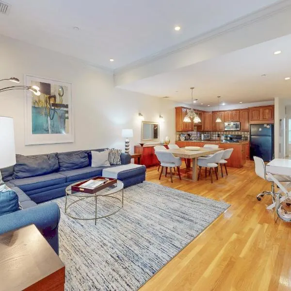 3-Bed 2-Bath Brookline Village Townhome w Deck, hotel v destinaci Brookline