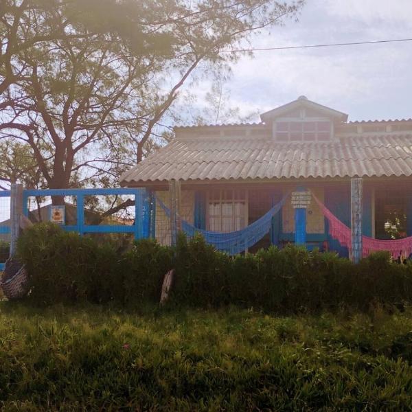 Casa beiramar, vista mar e pinheiros, pé na areia