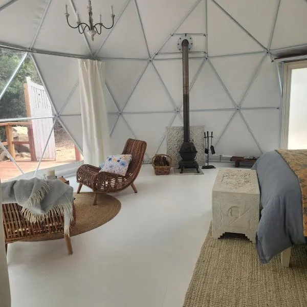 Solara - A Private Dome Nestled in the Trees l Noosa Hinterland, hotell i Traveston
