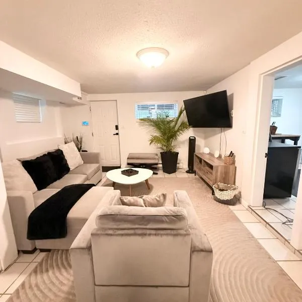 Newly Renovated - Self contained Suite - Sleeps 6 โรงแรมในแวนคูเวอร์