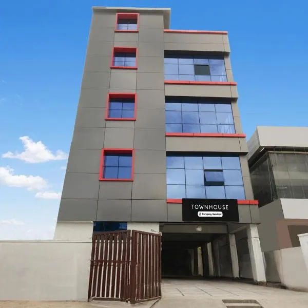 Super Townhouse Oak Kamineni Bus Stop, отель в городе Surūrnagar