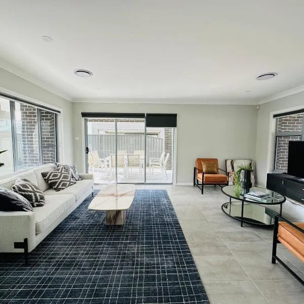 Aircabin - Denham Court - Modern - 4 Beds House, hotel in Leppington