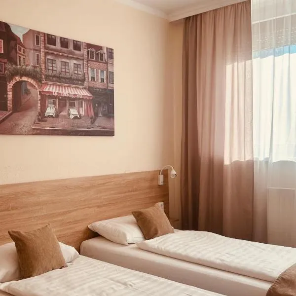Öreg-tó Hotel és Rendezvénytér, хотел в Тата
