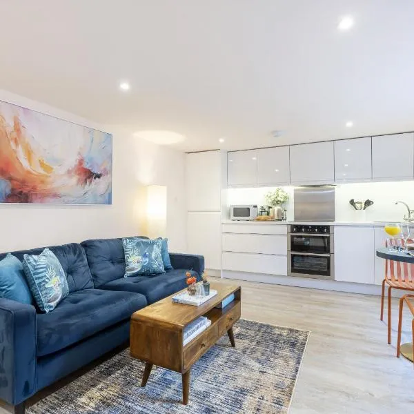 Stylish Flat in Fairview with Allocated Parking, хотел в Челтнъм
