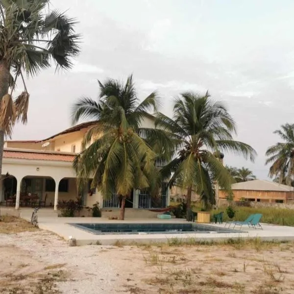 chambre cosy, calme piscine cap skirring proche plage et restau Chez Loulou, Hotel in Oussouye