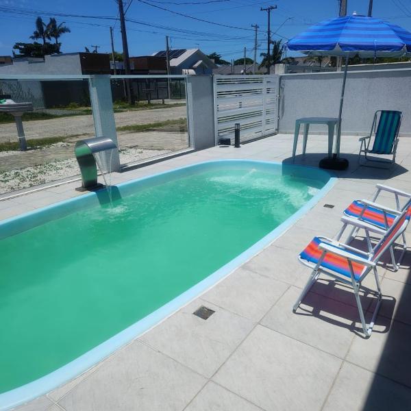 Casa espaçosa com piscina, a 2 quadras do mar!