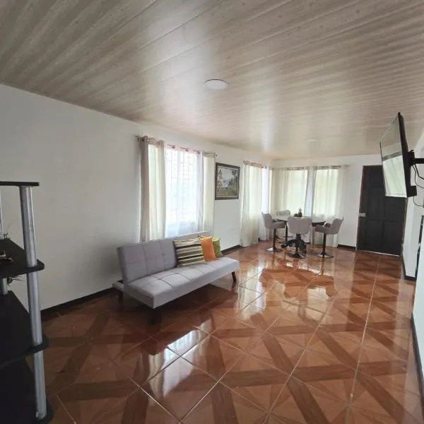 Alojamiento Vistas Chirripo espacioso con Parqueo، فندق في سان ايسيدرو