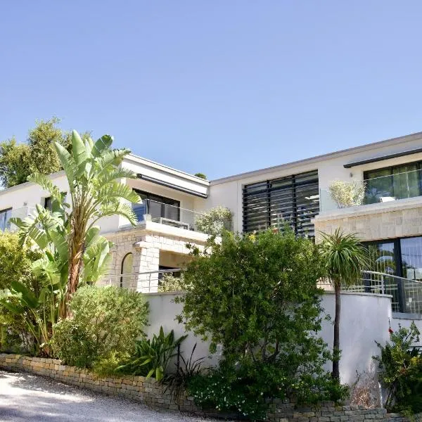 Hôtel Particulier Cassis - HPC Suites Cassis Centre - Parking Securisé & Piscine Chauffée, hotel en Cassis