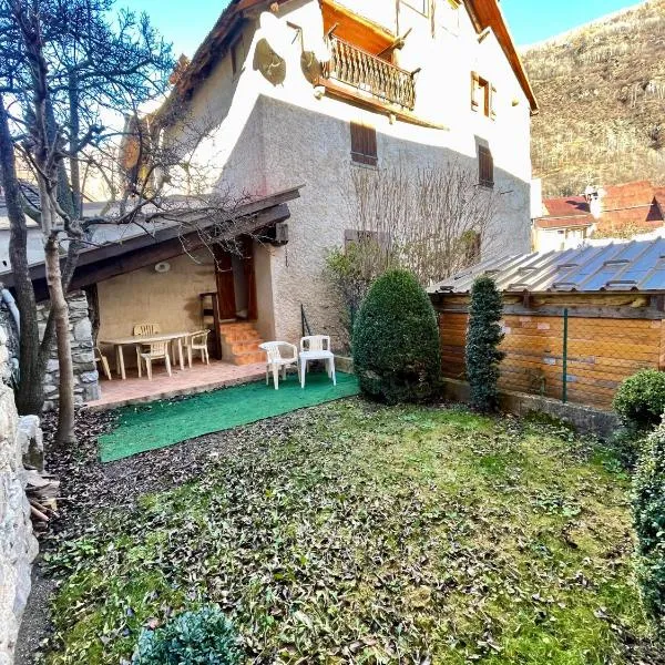 Studio Jardin, hotel i Saint-Étienne-de-Tinée