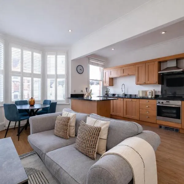 Contemporary 2 Bed Flat by Richmond Park, hotel di Colindale