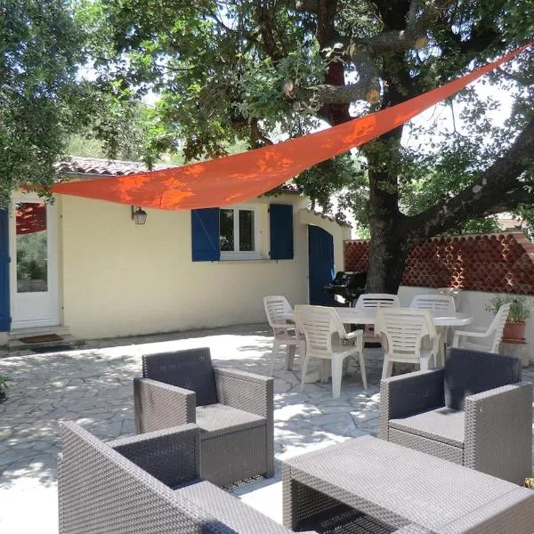 Nice Petite maison mitoyenne avec piscine, hotel v destinaci La Gaude