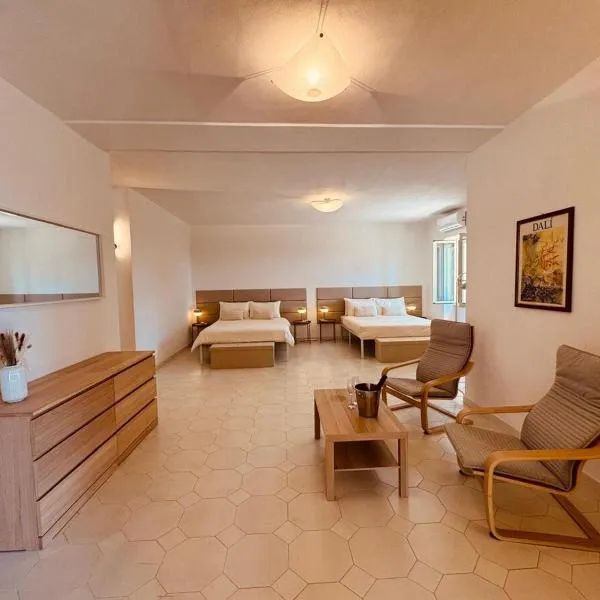 Villa mit großem Garten und Aufstellpool, 800m zum Meer, Lido Marini, hotel v mestu Lido Marini
