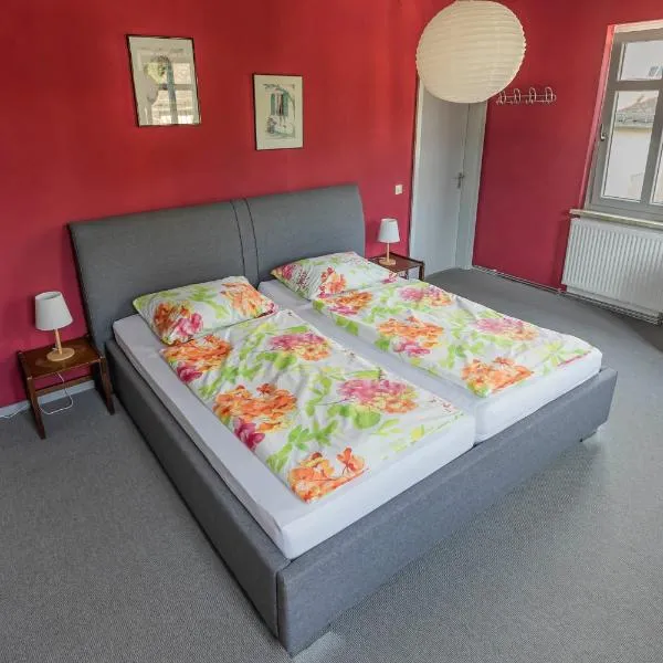 Gemütliches Haus inmitten schöner Natur mit Garten & Parkplatz, hotel en Obernhof