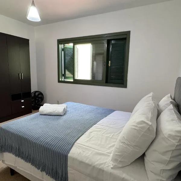 Apto 2D ensolarado, sacada e garagem, centro, hotel v destinácii Nova Petrópolis