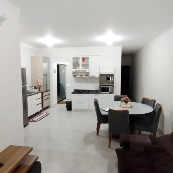 Casa confortável com 2 quartos, ar condicionado, à 600m do mar, hotel en Itapoa