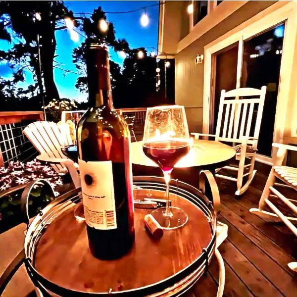 Forest Home with Deck, EV Station, King Beds, Hotel in Cambria