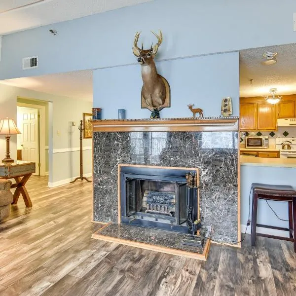 Less Than 4 Mi to Sugar Mtn Resort Condo with Indoor Pool!, hotelli kohteessa Sugar Mountain