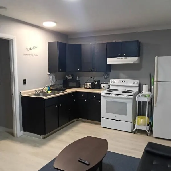Cosy single-level home with laundry and parking, hotel in Huntington