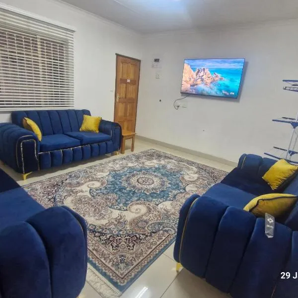 Royal Inn - Fully Furnished Self-Catering Apartments، فندق في Lenasia