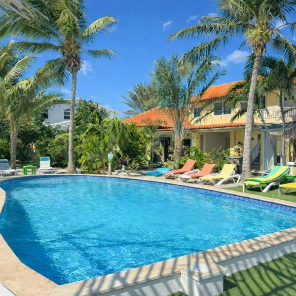 Casalina Garden 2 blocks to Palm Beach & Kitesurfing school, hotel in Eagle Beach