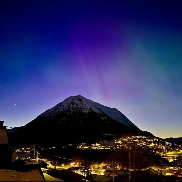 Hyggelig og velutstyrt leilighet i Lom sentrum, khách sạn ở Lom