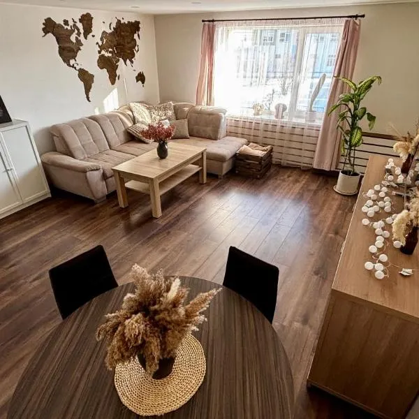 Cozy, modern home with yard near airport &shopping, hotel v mestu Mārupe