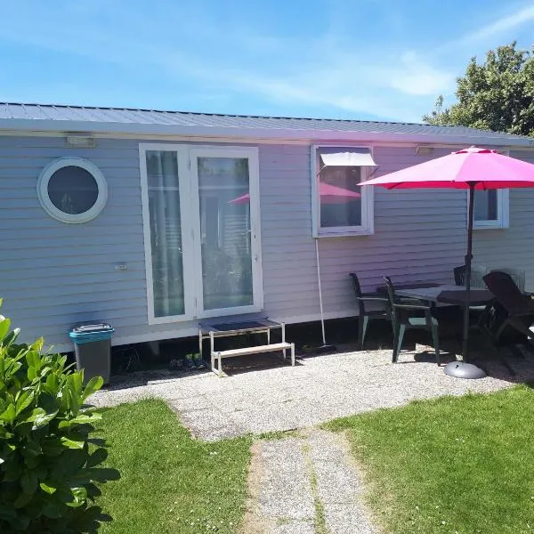 Chalet 3 Bedrooms on Comfort Camping Scheldeoord, hotel a Baarland