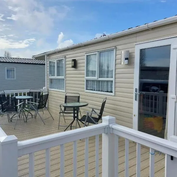 Cosy Caravan With Side Decking At Felixstowe Beach Holiday Park Ref 55012Sw, Hotel in Felixstowe