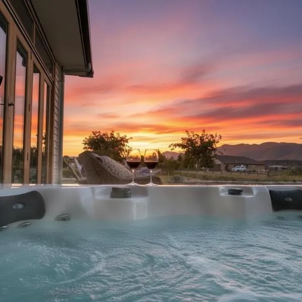 Luxury Wanaka villa, hot tub & mountain views, hotel em Luggate