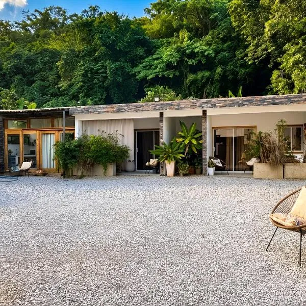 Residencia AKKMA - Autentico y dominicano con AC, khách sạn ở Las Terrenas