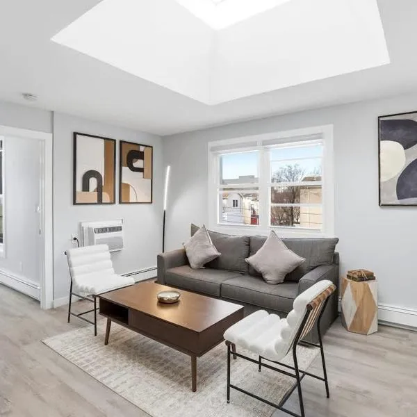 Spacious 2BR Apt with Balcony only 15 Min Bus to Manhattan، فندق في مدينة جيرسي