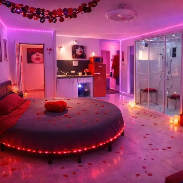 Love Room à deux pas de l'Océan avec Hammam, Sauna et Bain à 2 Surprise garantie, hotel di Biscarrosse-Plage