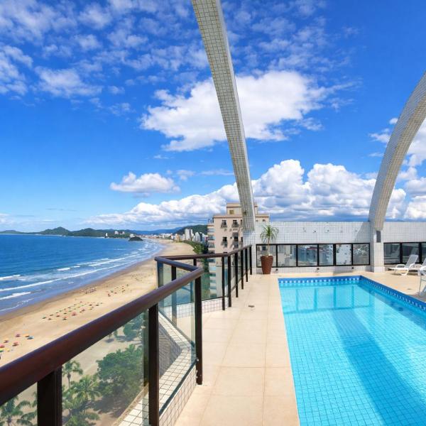 Flat em frente ao mar com piscina varanda e AC