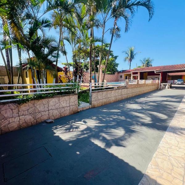 Quarto em pousada, piscina e área de lazer