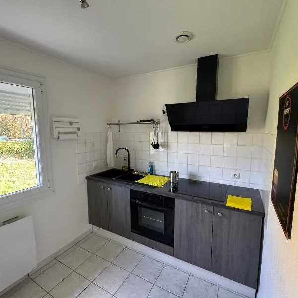 La Chaume Centre village Magny-Cours 2 chambres 5 personnes ou 3 chambres 8 personnes, hotel a Magny-Cours