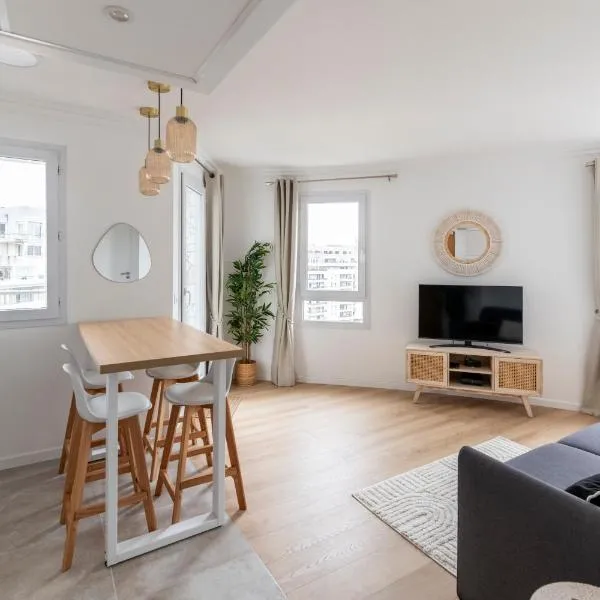 Beautiful apartment with terrace and parking, hotel i Courbevoie