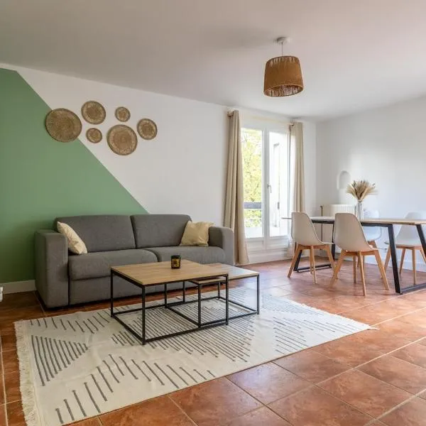 L'Oasis - Duplex - Parking Privé Gratuit - Terrasse Privée - 10mn RERD-T12 - 2 bedrooms - De 1 à 6 personnes - Shopping Mall - Primark - Piscine - Patinoire - Théâtre - Cinéma - Bibliothèque, hotel en Evry-Courcouronnes