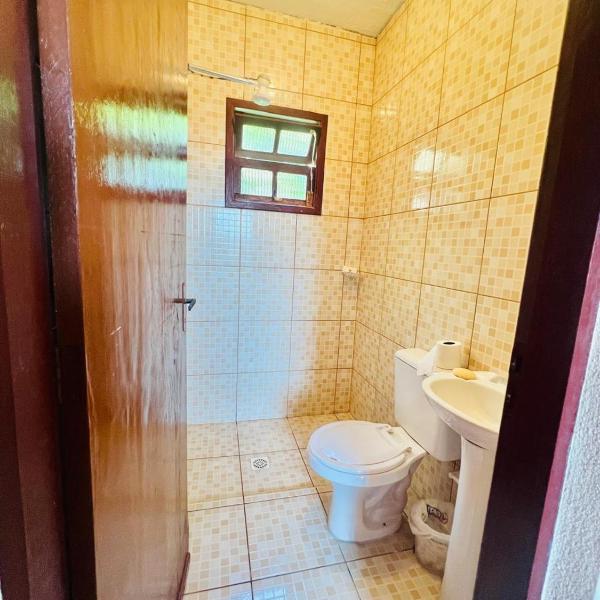 Quarto espaçoso em pousada linda com piscina - Foto 3