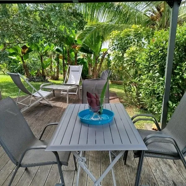 Les poinsettias, hotel Les Trois-Îlets városában