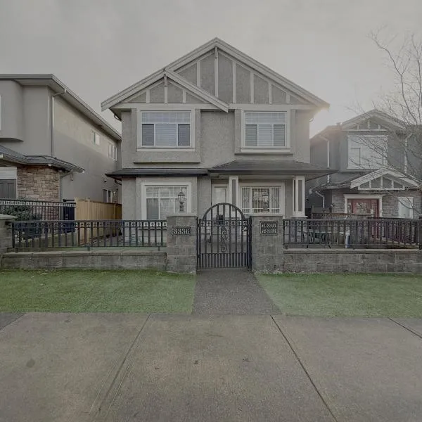 Cozy 2 Bdrm Basement suite in the Heart of Renfrew Heights, Hotel in Vancouver