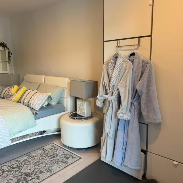 One bedroom with modern kitchen, balcony with water view, hotel in Greenwich