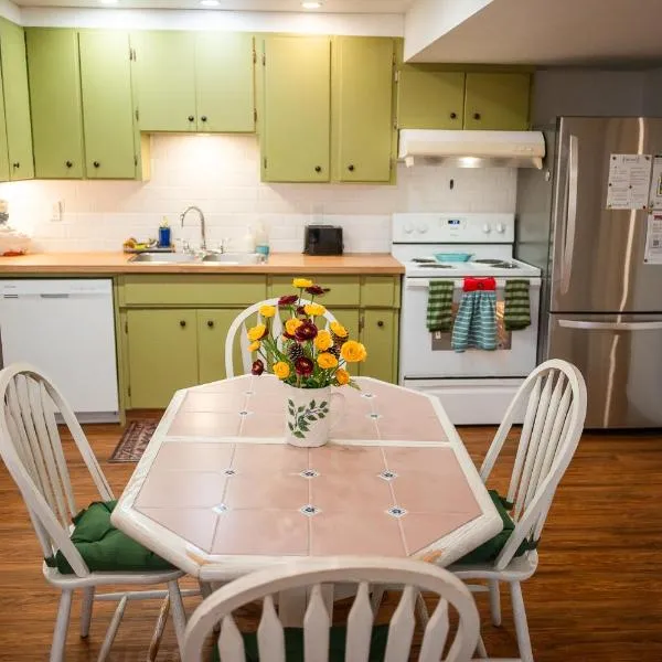 Spacious 2-Bedroom Basement Suite in Whitehorn, Close to Calgary Airport, Hospital, & Train, מלון בקלגרי